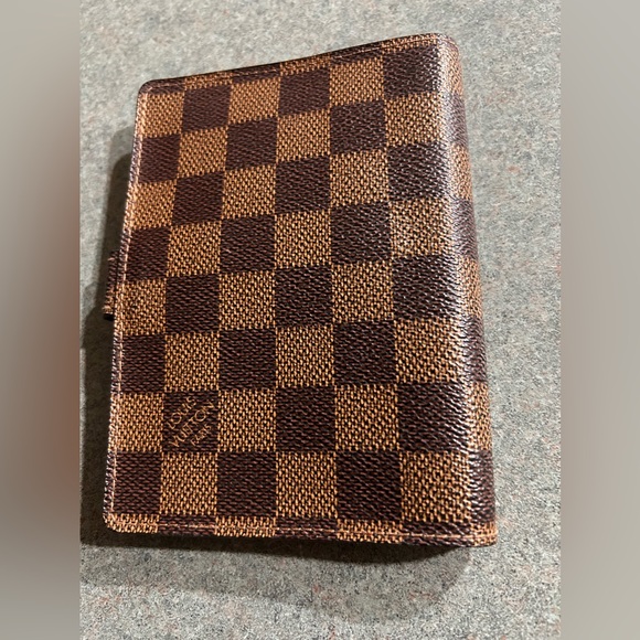 LOUIS VUITTON
Damier Ebene Small Ring Agenda Cover - Picture 2 of 8